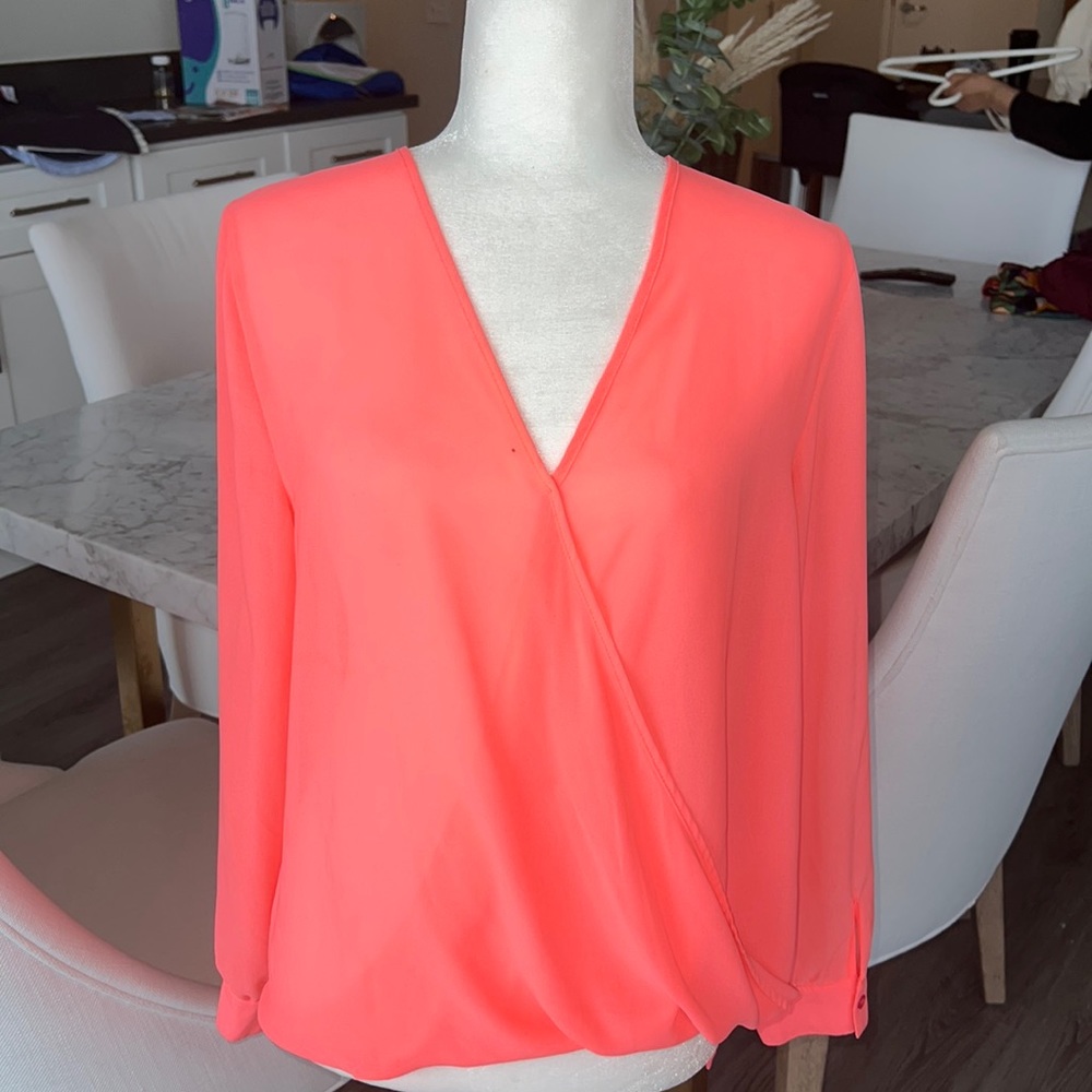 Gorgeous Akira flowy blouse in hot pink!